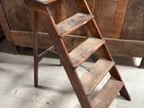 un petit tabouret en bois surmonté d'une échelle