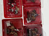 six figurines en plastique représentant des chevaliers et des chevaux, présentées dans des étuis rouges