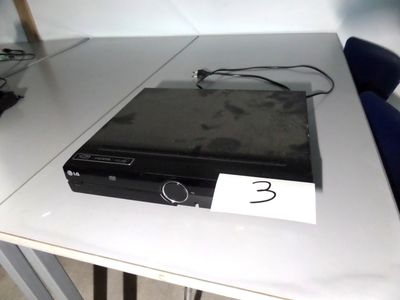 une photo d'un ordinateur portable posé sur une table, avec une étiquette de prix dessus