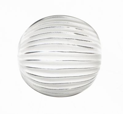 une boule de verre posée sur une surface blanche