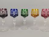 plusieurs verres à vin de couleurs différentes sont alignés
