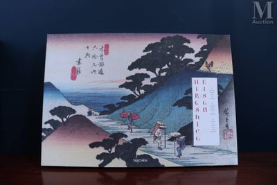 une photo d'une peinture japonaise posée sur une table