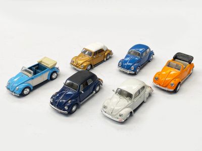 plusieurs petites voitures sont alignées sur une surface blanche