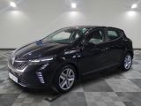 la photo d'une voiture noire garée dans un garage