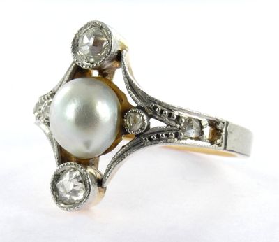 une image d'une bague en perles et diamants sur fond blanc