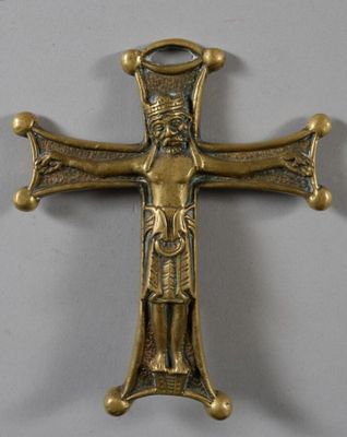 une image représentant une croix sur laquelle est allongé un homme, posée sur une table