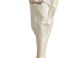 une image représentant une statue d'une femme en robe blanche