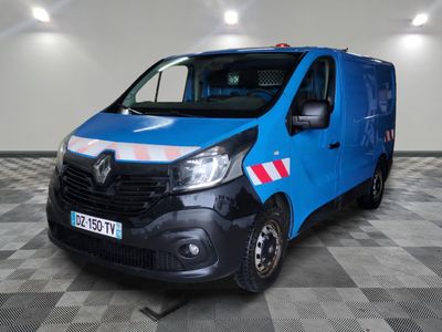 la photo d'une camionnette bleue garée dans un garage