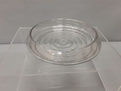 BACCARAT. Coupe en cristal à décor de lambrequins.