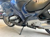 une moto qui est garée dans un garage
