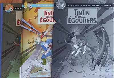 trois livres posés sur une table