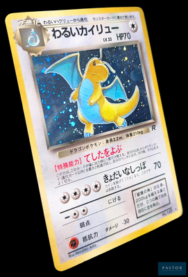 un gros plan d'une carte Pokémon sur laquelle figure un dragon