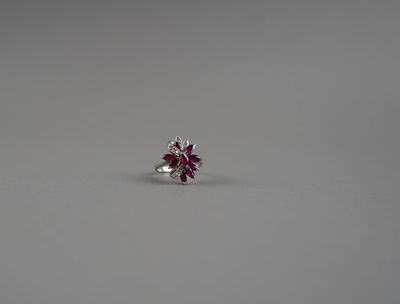 Bague en or blanc 18k sertie de diamants et rubis.