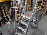 une pièce remplie de différents types d'outils