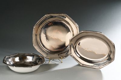 trois couverts posés sur une table blanche