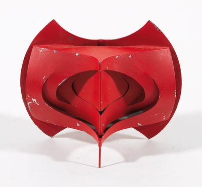 une image représentant une sculpture en papier rouge dans laquelle un cœur a été découpé