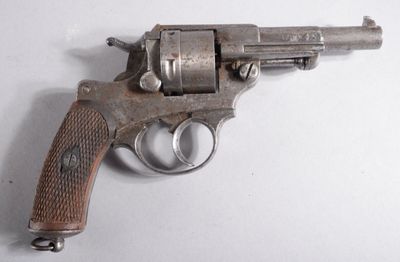 un vieux pistolet avec une poignée en bois sur une surface blanche