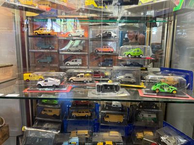 une vitrine contenant un grand nombre de petites voitures