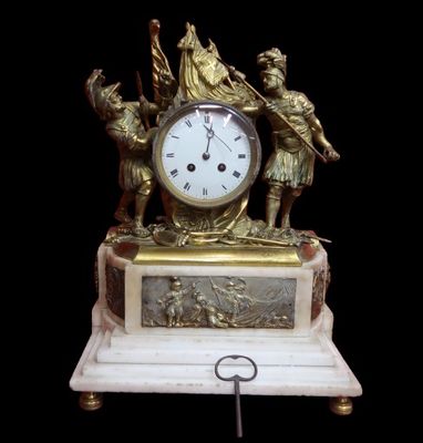 une horloge posée sur une table