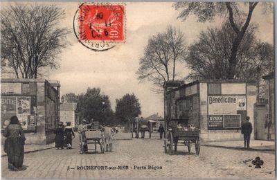 une vieille carte postale représentant une calèche tirée par des chevaux dans une rue