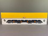 un train jaune et noir posé sur une table grise
