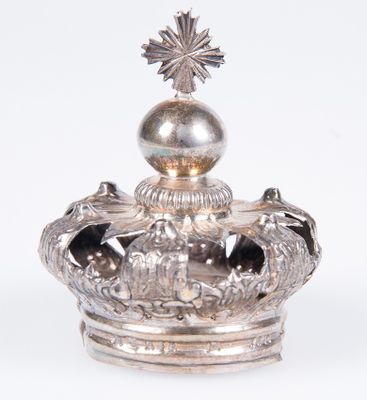 une image représentant une couronne en argent surmontée d'une croix