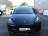 une Tesla Model S noire garée dans un parking
