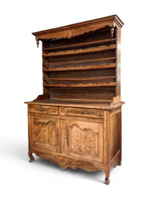 une vieille commode en bois avec un plateau en bois et deux tiroirs