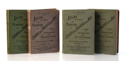 trois livres superposés sur une surface blanche