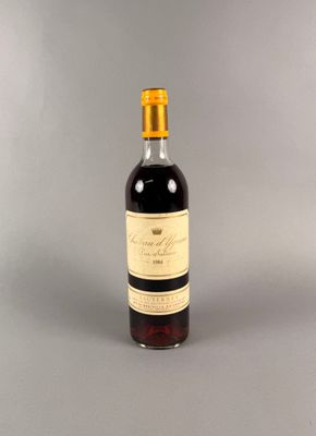 une image représentant une bouteille de vin sur fond gris