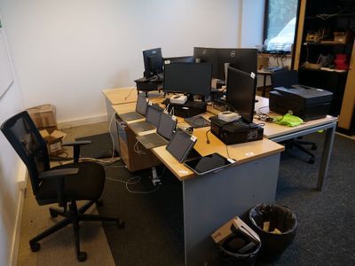 une photo d'un bureau sur lequel sont posés de nombreux ordinateurs