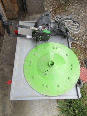 une table sur laquelle se trouve un disque vert, dans la cour