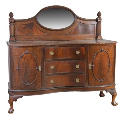 une vieille commode en bois surmontée d'un miroir