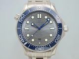 une montre en argent avec une lunette bleue