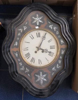 une horloge posée dans une boîte par terre