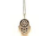 collier avec un pendentif représentant une roue de la fortune, monté sur une chaîne