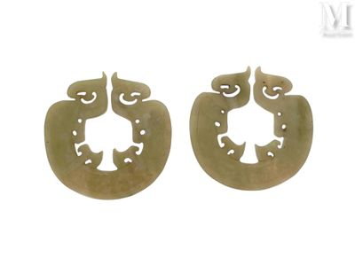 Deux pièces de bois sculpté sont représentées sur une surface blanche.