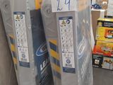 deux rouleaux de papier toilette par terre dans le magasin