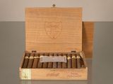 une boîte de cigares posée sur une table