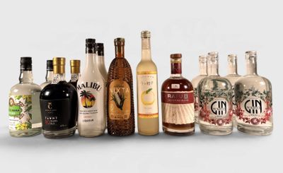 de nombreuses bouteilles d'alcool alignées les unes à côté des autres