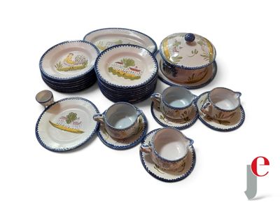 beaucoup d'assiettes et de tasses posées sur une table