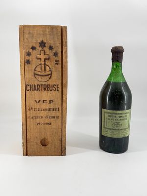 une vieille bouteille de vin posée à côté d'une caisse en bois