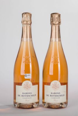 deux bouteilles de vin posées l'une à côté de l'autre sur une table