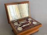 une petite boîte en bois surmontée d'un miroir