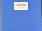un livre bleu posé sur une table en bois