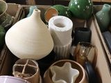 de nombreux types de vases et de coupes dans une boîte
