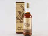 une vieille bouteille de vin posée à côté d'un carton de vin