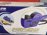 une boîte violette sur laquelle figure l'image d'un outil à main