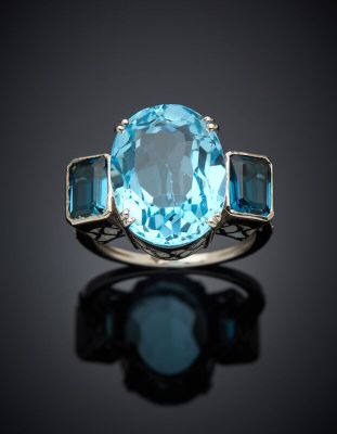 an oval blue topaze and blue topaze ring set in 18k white gold