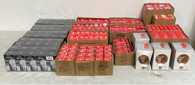 Plusieurs cartons de sodas sont empilés les uns sur les autres sur une table